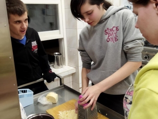 Specjalny Ośrodek Wychowawczy - Zajęcia kulinarne - pieczemy pizzę