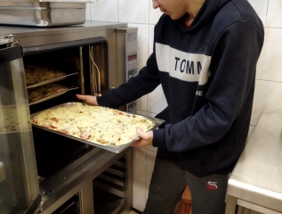Specjalny Ośrodek Wychowawczy - Zajęcia kulinarne - pieczemy pizzę