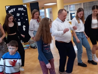 Specjalny Ośrodek Wychowawczy - Akcja ,,Gwiazdkowa niespodzianka" w szkole nr 5 w Łukowie
