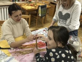 Specjalny Ośrodek Wychowawczy - Robimy ozdoby na choinkę ze słomy